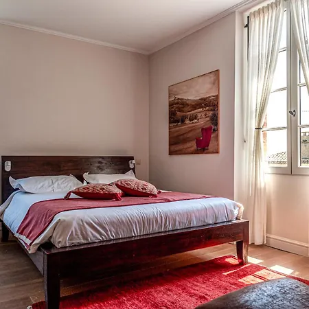 לינה וארוחת בוקר La Mirande De 4*